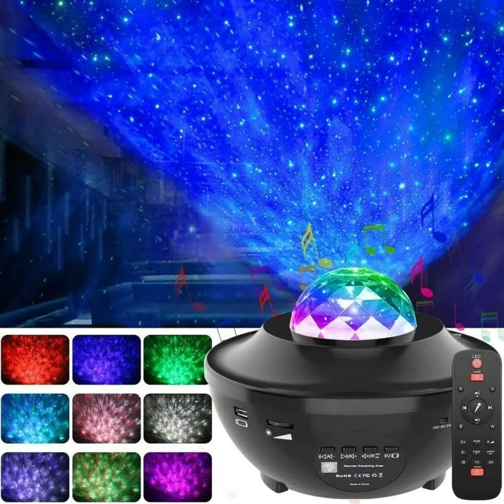 Projetor galaxy LED com caixa de som Bluetooth e controle remoto utilizado para criar um ambiente relaxante e acolhedor durante sessões de limpeza de pele, estética facial e procedimentos em clínica estética.